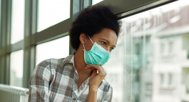 woman wearing a mask covid